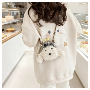 Détail du sac caniche en peluche blanche avec fermoir métal et bandoulière en cuir
