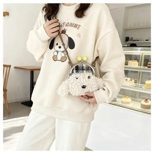 Détail d'un sac chiot en peluche blanche avec fermoir rétro doré et bandoulière en cuir