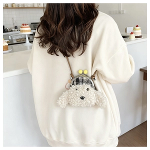 Détail d'un sac bandoulière chien en peluche blanche avec boucles perles jaunes et tissu