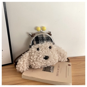 Détail du sac bandoulière chien en peluche avec bordure à carreaux et fermoirs jaunes