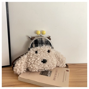 Détail du sac chien en peluche avec fermoir perle jaune et rabat à carreaux mode