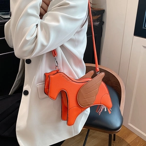 Sac bandoulière créatif en forme de cheval orange avec ailes marron sur mannequin