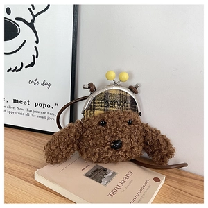 Détail du sac chien en peluche avec fermoir doré et sphères décoratives jaunes