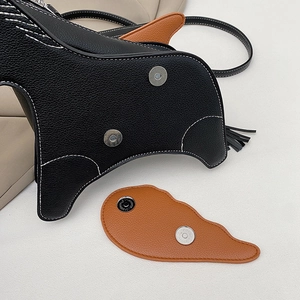 Sac à bandoulière original en forme de chien avec cuir litchi noir et double fermoir aimanté