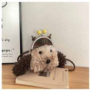 Détail du sac chien en peluche avec fermoir métallique rétro et texte fashion