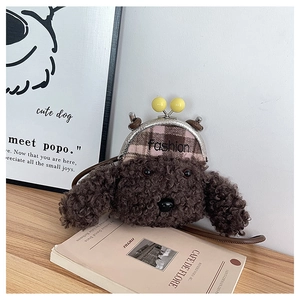 Détail du sac bandoulière chien en peluche avec fermoir métallique et broderie
