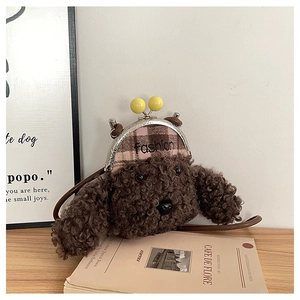 Détail du sac chien en peluche marron avec fermoir métallique et broderie fashion
