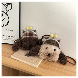 Vue détaillée de sacs bandoulière en peluche pour chien avec fermoir à perle métallique