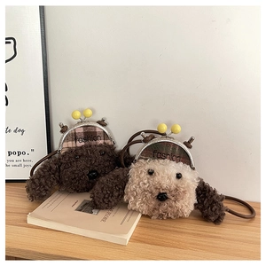 Détail de sacs peluche chiot en marron et blanc avec texture polaire et fermoir en métal