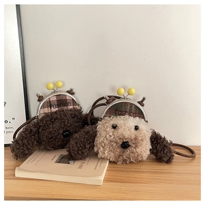Détail du sac bandoulière chien en peluche avec fermoir métal vintage et motif fashion