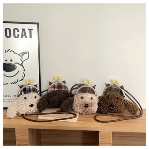 Détail de sacs à main chien en peluche avec fermoir métallique et tissu à carreaux