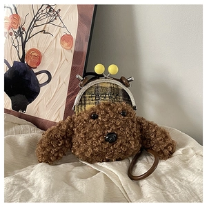 Détail du sac bandoulière en peluche chien bouclé avec fermoir en métal rétro chic