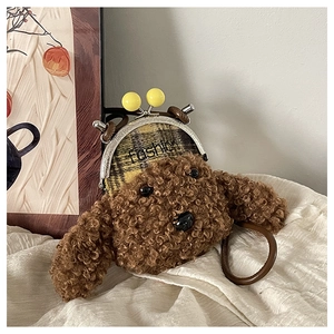 Détail du sac chiot en peluche marron avec motif à carreaux jaunes et fermoir métallique