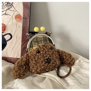 Détail de sac en peluche chien teddy avec fermoir métallique et broderie fashion