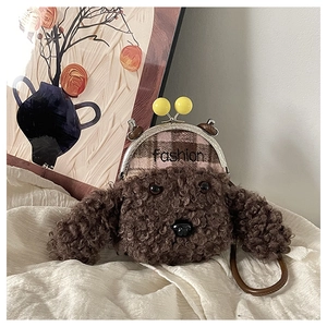 Détail de sac chien en peluche avec cadre en métal et fermoirs boules jaunes