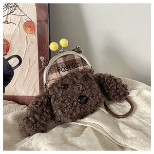 Détail du sac chiot en peluche avec fermoir vintage en métal et broderie fashion