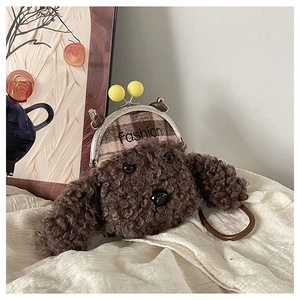 Détail du sac chiot en peluche marron avec tissu à carreaux rose et fermoir à perles