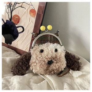 Détail du sac à bandoulière en peluche chiot avec ornements sphères et fermoir métal