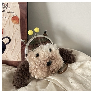 Gros plan du porte-monnaie en peluche chiot avec fermoir boule et broderie fashion