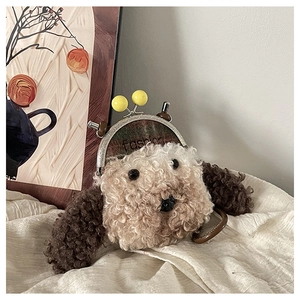 Détail du sac caniche en peluche avec perles jaunes et bandoulière en cuir brun