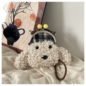 Détail du sac chiot en peluche avec fermoir métallique à billes jaunes et broderie fashion