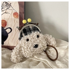Détail de la pochette chiot en peluche avec doublure à carreaux et fermoir en métal doré