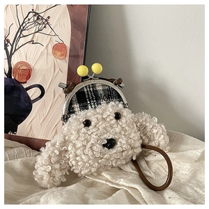 Détail du sac peluche chien teddy avec fermoir métallique et doublure en tissu à carreaux