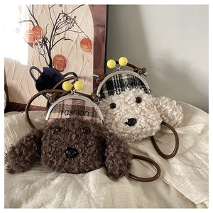 Détail de sacs bandoulière chiot en peluche avec fermoir métal et laine d'agneau