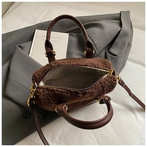 Sac bandoulière marron en peluche avec poignées en cuir et détails en métal doré chic