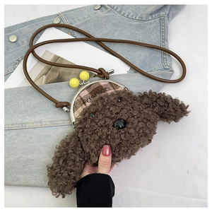 Détail du sac à bandoulière mignon en peluche de chien marron avec fermoir métallique