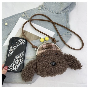 Gros plan détaillé du sac chiot en peluche marron avec fermoir perle jaune et broderie