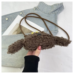 Détail du sac bandoulière chien en peluche marron avec tissu polaire bouclé doux