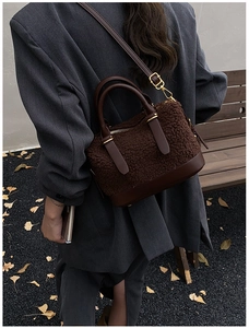 Vue détaillée d'un sac bandoulière marron en peluche avec textures de peau lainée et cuir