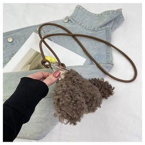 Détail du mignon sac à bandoulière en peluche marron avec fermoir en métal et cuir