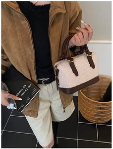 Détails de la texture en laine d'agneau pelucheuse et garniture en cuir brun foncé