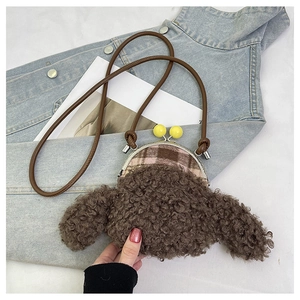 Détail d'un sac bandoulière en peluche avec tissu à carreaux et fermoir en métal doré