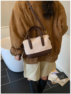 Vue détaillée du sac bandoulière en sherpa et cuir marron avec boucle dorée