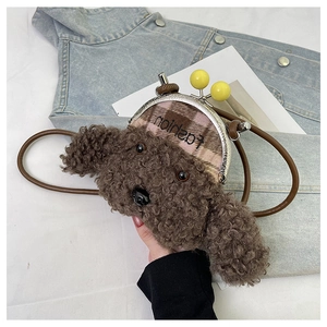 Détail du sac bandoulière chien en peluche avec fermoir métallique et perles jaunes