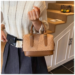 Détail du sac à main en polaire kaki avec base en cuir marron et boucles dorées