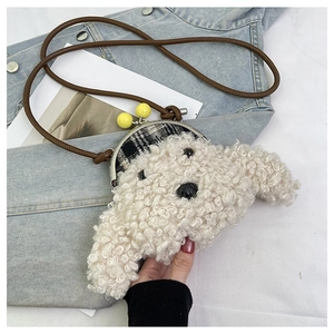 Détail du sac bandoulière chiot en peluche blanche avec fermeture à billes jaunes