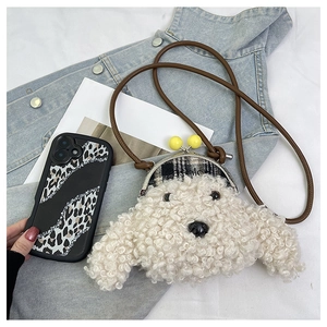 Détail du sac bandoulière en peluche blanche avec fermoir boules jaunes et fine sangle brune