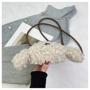 Détail du sac bandoulière chiot en peluche blanche avec texture douce et sangle brune