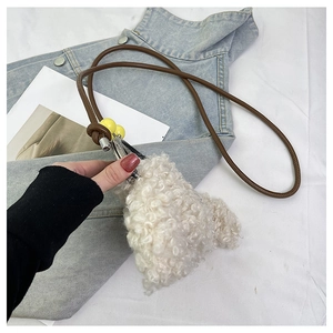Détail du petit sac peluche blanc avec cordon marron et perles jaunes décoratives