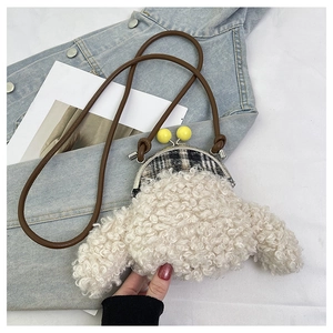 Détail d'un sac bandoulière en peluche bouclée avec fermoir vintage et boules jaunes