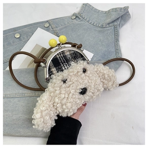 Détail du sac chiot en peluche blanche avec fermoir à perles jaunes et tissu à carreaux