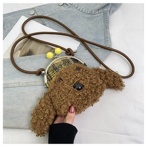 Détail du sac chien en peluche avec fermoir métallique et perles jaunes