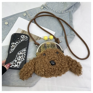 Détail d'un sac à bandoulière en peluche chien teddy brun avec fermoir à perles jaunes