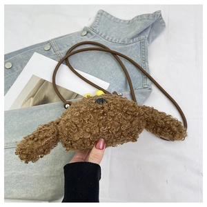 Gros plan d'un sac bandoulière en peluche marron en forme de chiot avec une bandoulière