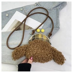 Détail du sac bandoulière en peluche marron avec fermoir à boules jaunes et décor à carreaux