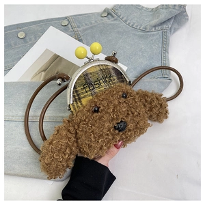 Détail du sac chien en peluche avec fermoir perle jaune et broderie fashion